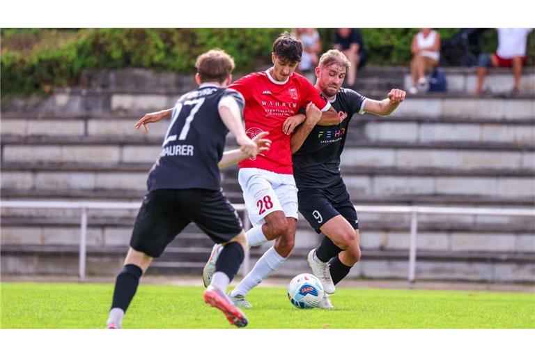 Fellbachs Innenverteidiger Luca Vullo (Mitte) machte ein starkes Spiel gegen den TSV Berg. Hier behauptet er sich gegen die beiden Gästetorjäger Markus Maurer (links) und Hannes Pöschl.