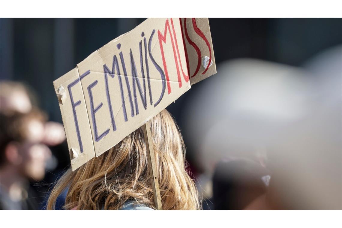 Feminis-muss? Rund 26 Prozent der Jungen sehen das laut einer Studie komplett anders. (Archivbild)