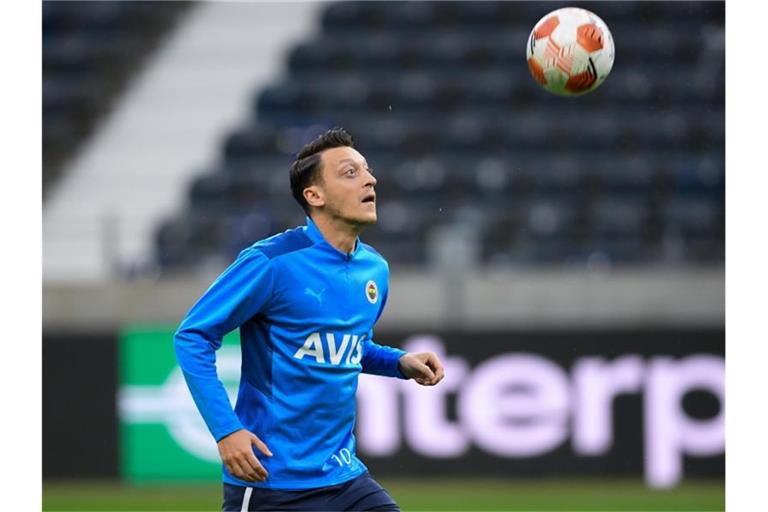 Fenerbahce Istanbul hat Mesut Özil aus dem Kader ausgeschlossen. Foto: Arne Dedert/dpa