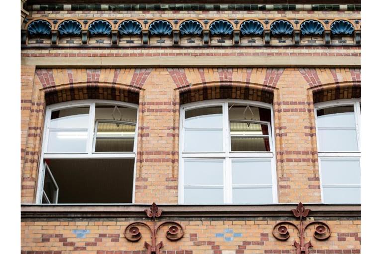 Fenster sind zum Lüften geöffnet. Foto: Christoph Schmidt/dpa/Symbolbild