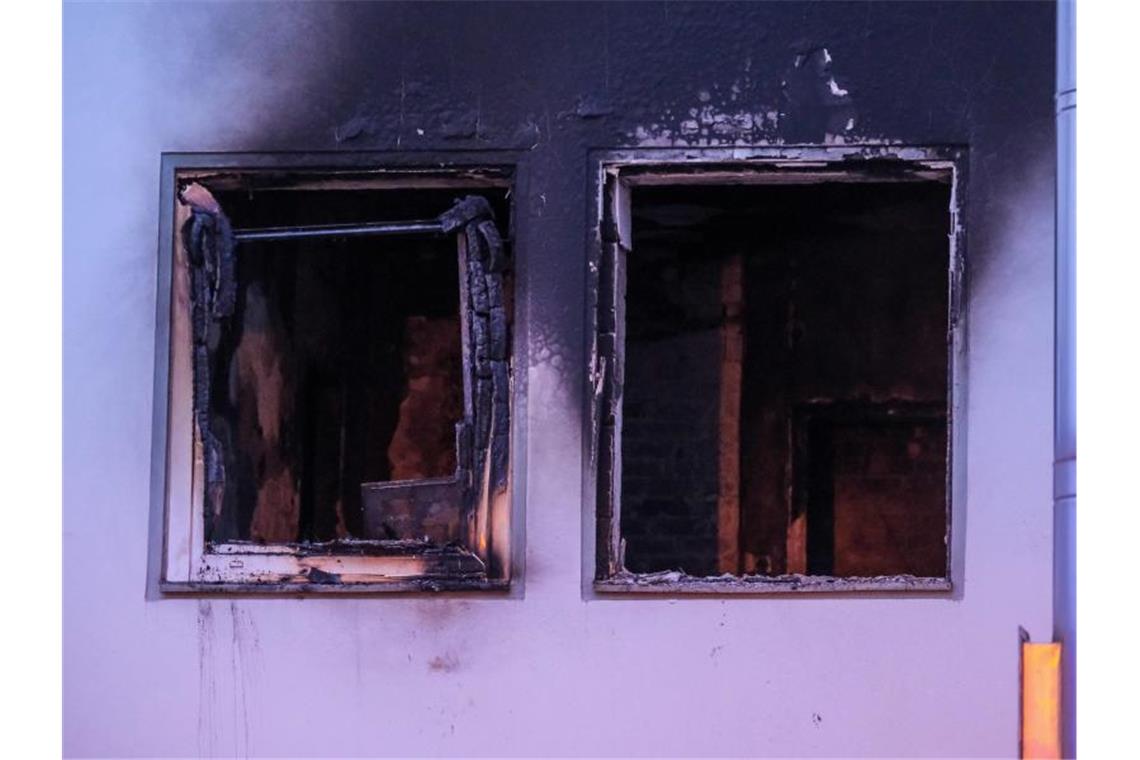 Fenster wurden durch den Druck der Explosion zerstört. Foto: Clemens Heidrich/dpa