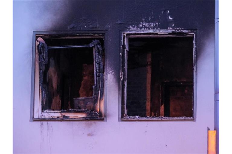 Fenster wurden durch den Druck der Explosion zerstört. Foto: Clemens Heidrich/dpa
