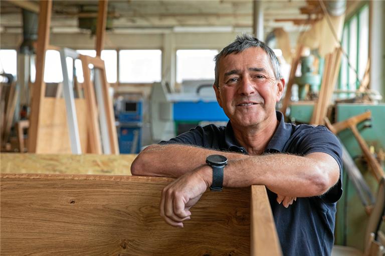 Fensterbauer Herbert Hofmaier hatte ein gut gefülltes Lager und ist deshalb seither sehr gut über die Runden gekommen. Foto: A. Becher