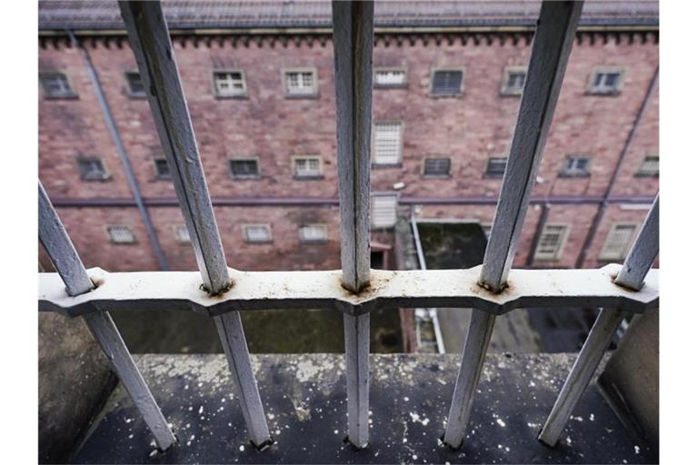 Fenstergitter in einem Gebäude des ehemaligen Gefängnisses „Fauler Pelz“. Foto: Uwe Anspach/dpa/Archivbild