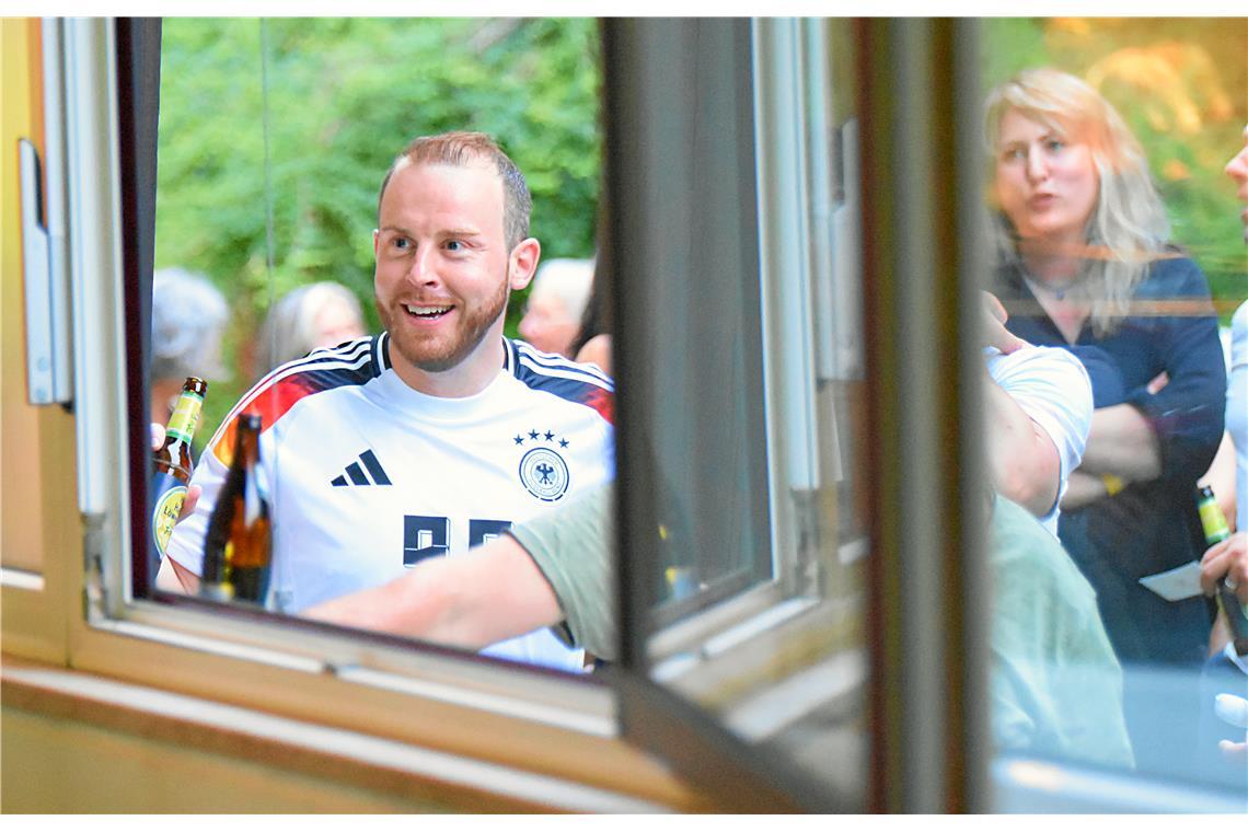 Fensterln beim Fußballschauen. Bei dem schwülwarmen Wetter schauten einige Fans ...