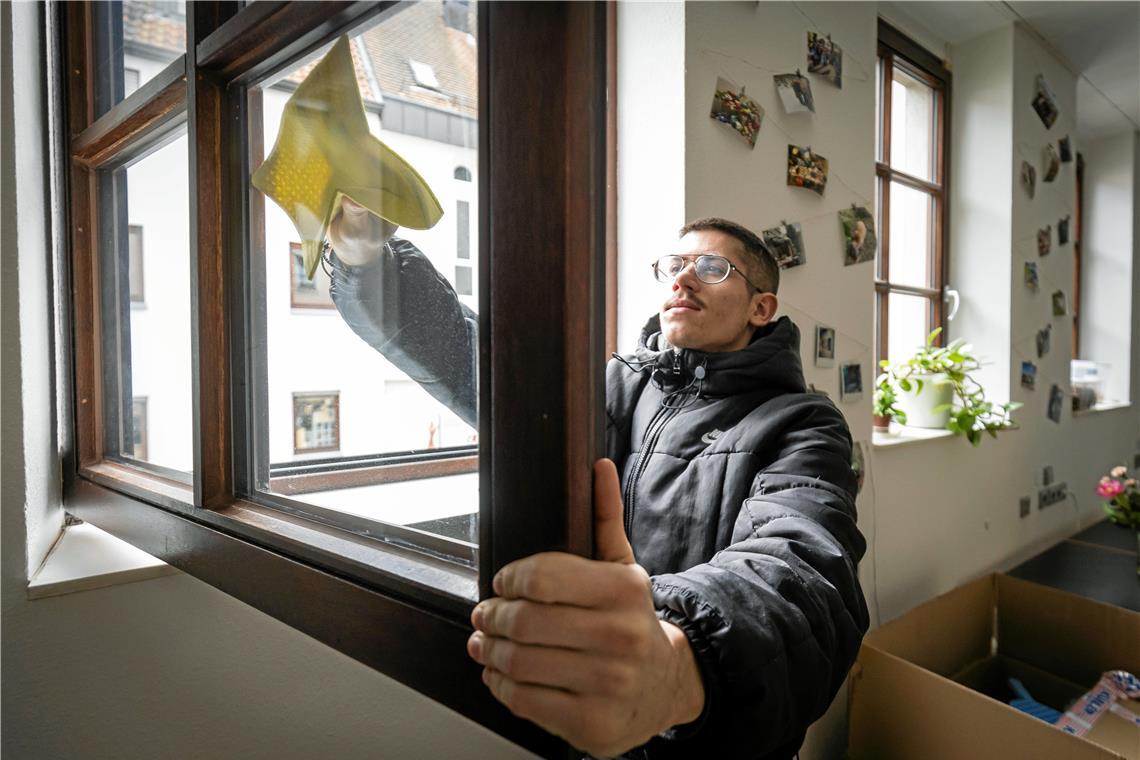 Sozialstunden statt Freiheitsstrafe Fensterputzen ist eine der Aufgaben, die Dominik Francomano in der Zukunftswerkstatt Rückenwind übernimmt. Foto: Alexander Becher