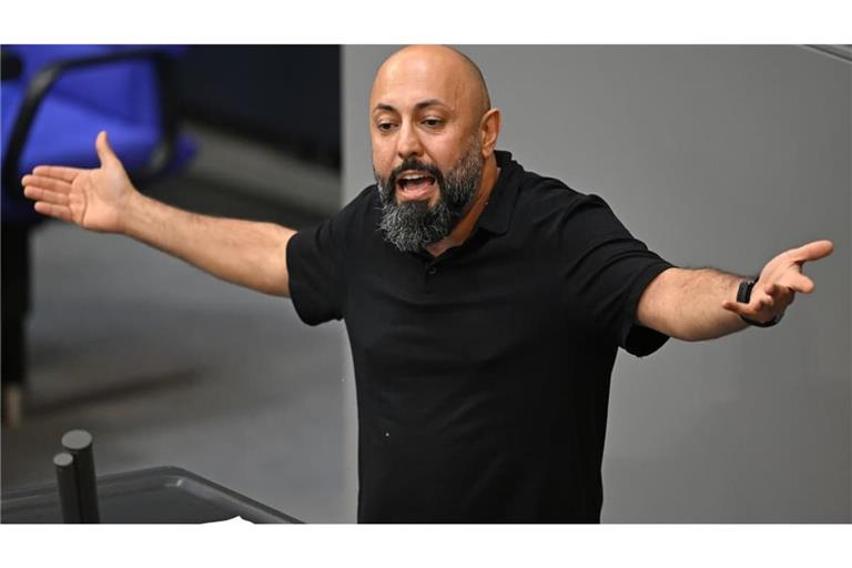 Ferat Kocak (Die Linke) spricht im Plenarsaal im Bundestag.