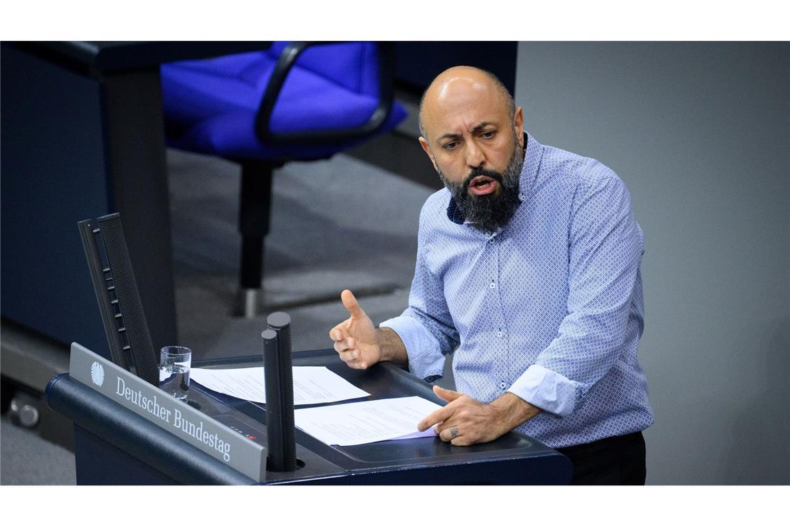 Ferat Kocak von der Linksfraktion hatte die Bundesregierung nach der Zahl der Anträge auf Wiedergutmachungseinbürgerung gefragt. (Archivbild)