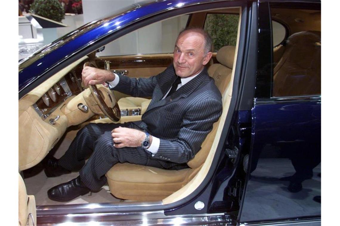 Ferdinand Piech im März 1999 beim Genfer Automobil-Salon in einem Bugatti EB 218. Foto: Harry Melchert
