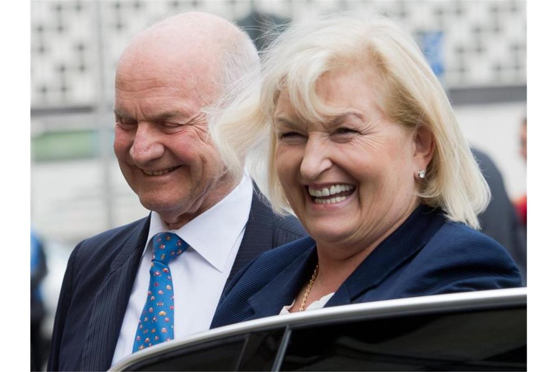 VW trauert um Ferdinand Piëch und würdigt seine Verdienste Ferdinand Piëch und seine Frau Ursula bei einem Empfang im Neuen Rathaus in Hannover. Foto: Julian Stratenschulte