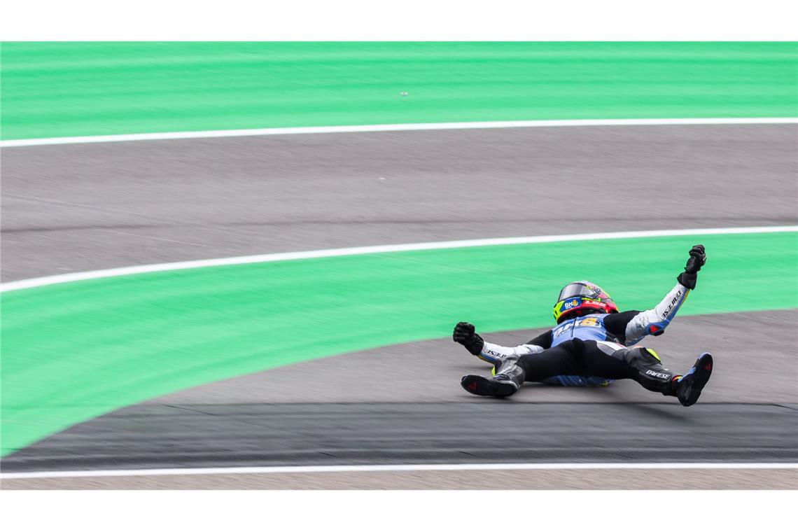 Bilder des Tages Fermin Aldeguer aus Spanien vom Team Gresini Racing MotoGP (Ducati) stürzt beim Grand Prix von Deutschland auf dem Sachsenring.