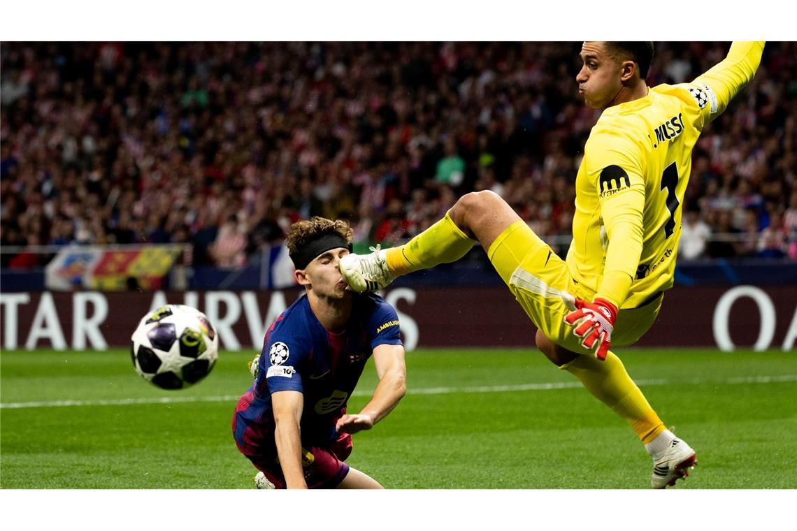 Fermin Lopez (l) vom FC Barcelona kämpft mit Juan Musso (r) von Atletico de Madrid um den Ball.