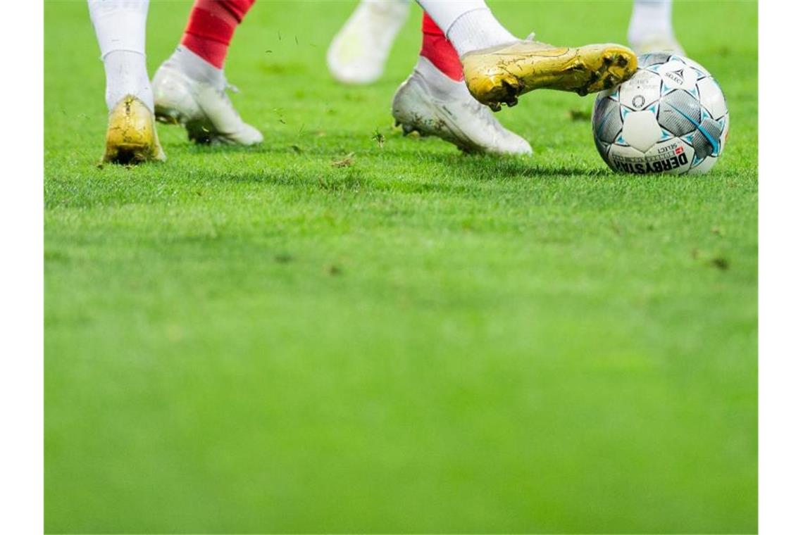 Refombedarf: Was sich im Profifußball ändern muss Fernab der Saisonfortsetzung gibt es Forderungen nach einem Umdenken im Fußball. Foto: Rolf Vennenbernd/dpa