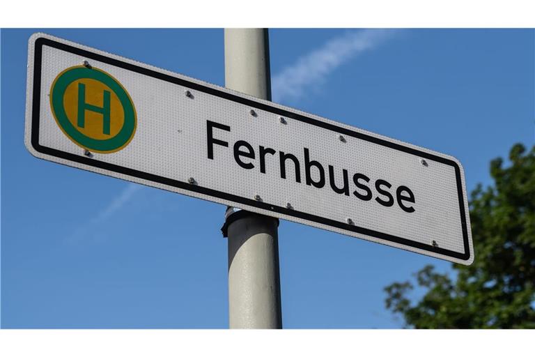 Fernbusse sind als Alternative zur Bahn beliebt. (Symbolbild)