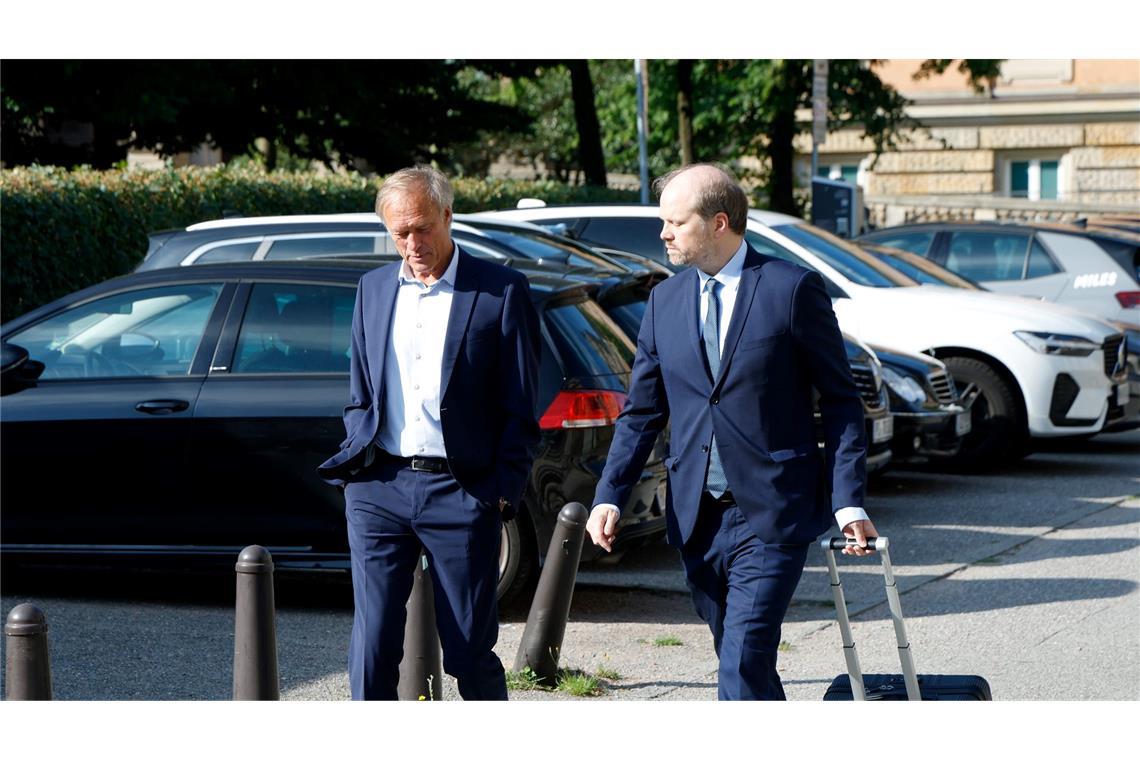 Prozess um Kindesentführung gegen Christina Block gestartet Fernsehmoderator Delling und Anwalt Rieks laufen zum Landgericht.