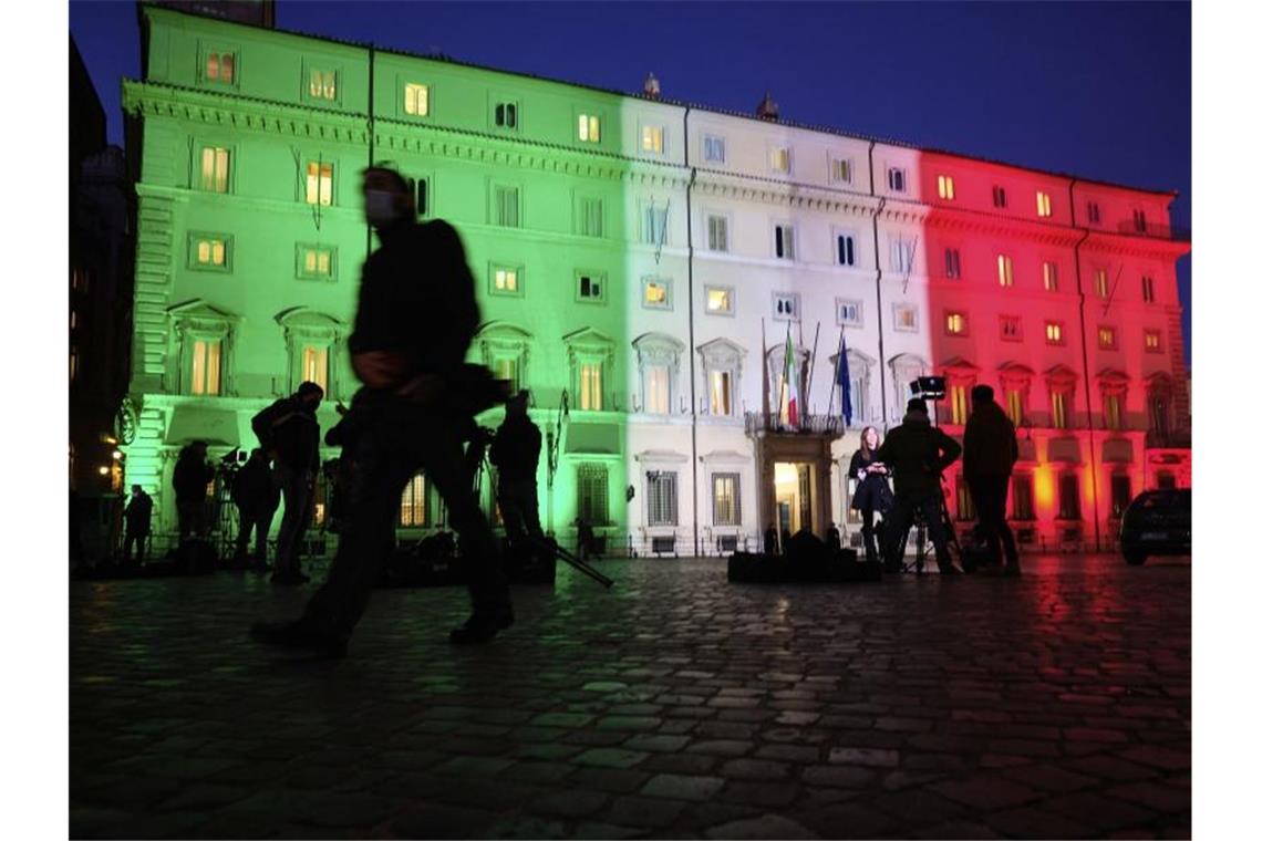 Der Machtkampf zwischen Conte und Renzi bewegt Italien Fernsehteams stehen vor dem Regierungssitz Palazzo Chigi in Rom. Foto: Mauro Scrobogna/LaPresse/AP/dpa