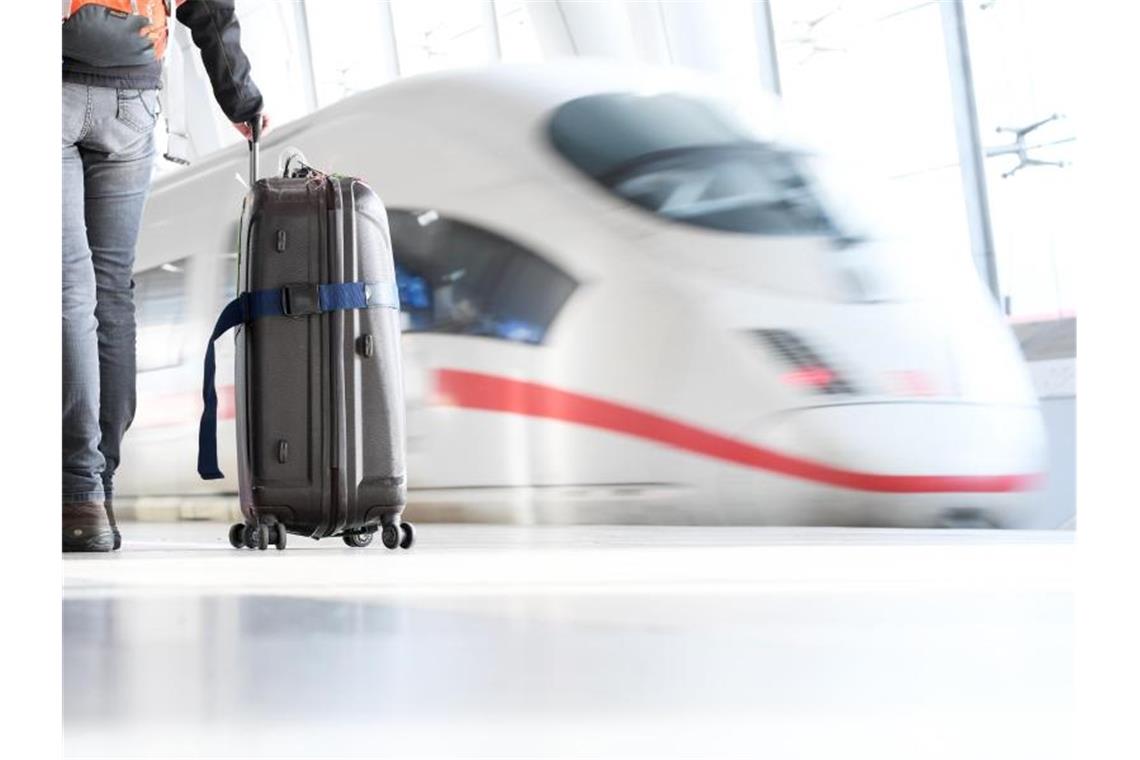 Bahnstrecke Berlin-Hannover nach Unfall dicht - Umleitungen Fernzüge werden umgeleitet und halten statt in Wolfsburg in Braunschweig. Foto: Arne Dedert/dpa/Symbolbild