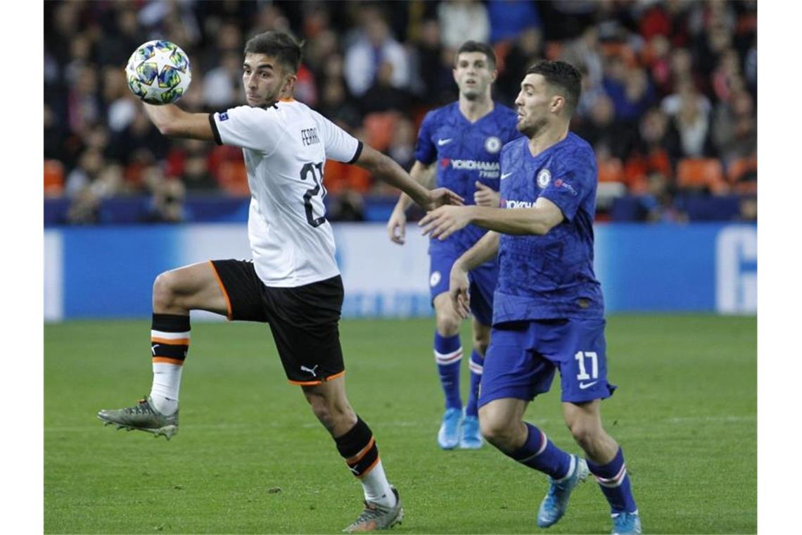 Liverpool fehlt noch ein Punkt zum Weiterkommen Ferran Torres (l) vom FC Valencia und Mateo Kovacic (r) vom FC Chelsea in Aktion. Foto: Alberto Saiz/AP/dpa