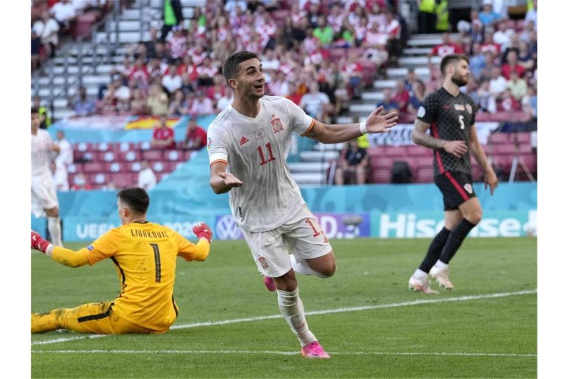 Nach Achtelfinal-Krimi: Spanien wirft Kroatien bei EM raus Ferran Torres (M.) erhöhte für Spanien auf 3:1. Foto: Martin Meissner/AP Pool/dpa