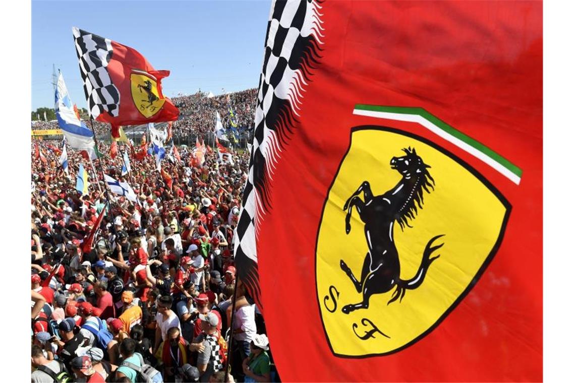 Ferrari hat die Darstellung über eine angebliche Ausstiegsdrohung aus der Formel 1 zurückgewiesen. Foto: Szilard Koszticsak/MTI/AP/dpa