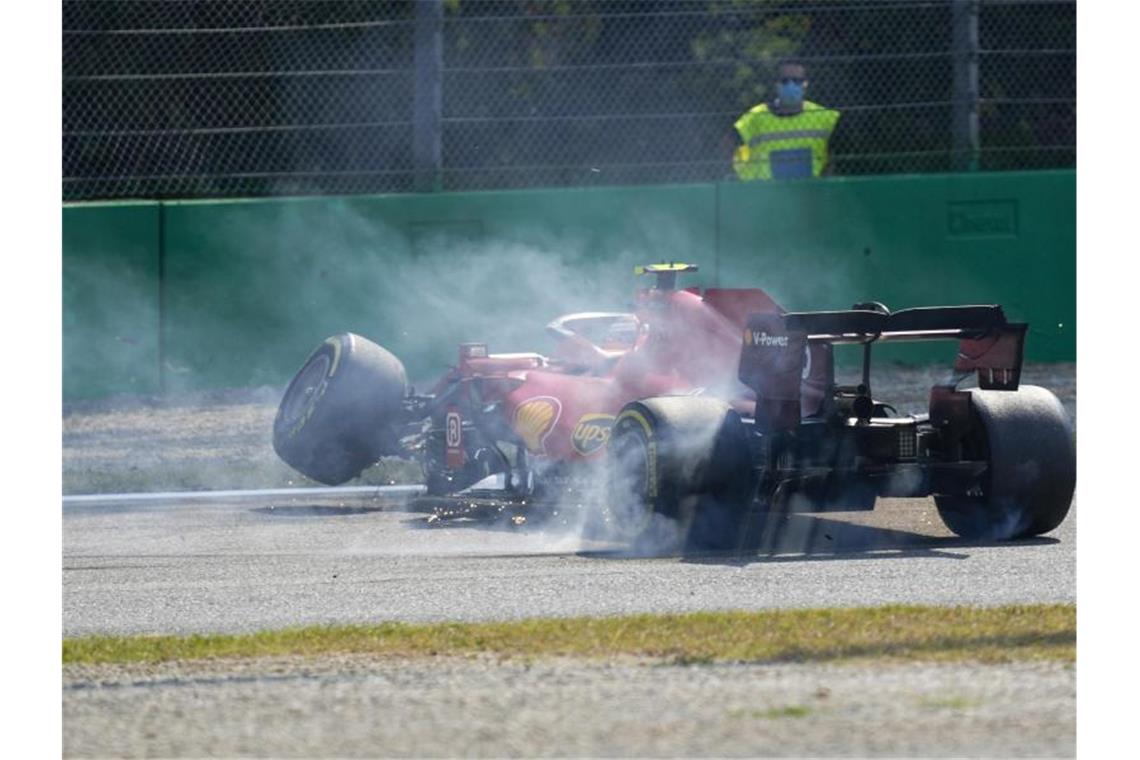 Ferrari-Pilot Carlos Sainz hatte in Monza einen Unfall. Foto: Antonio Calanni/AP/dpa