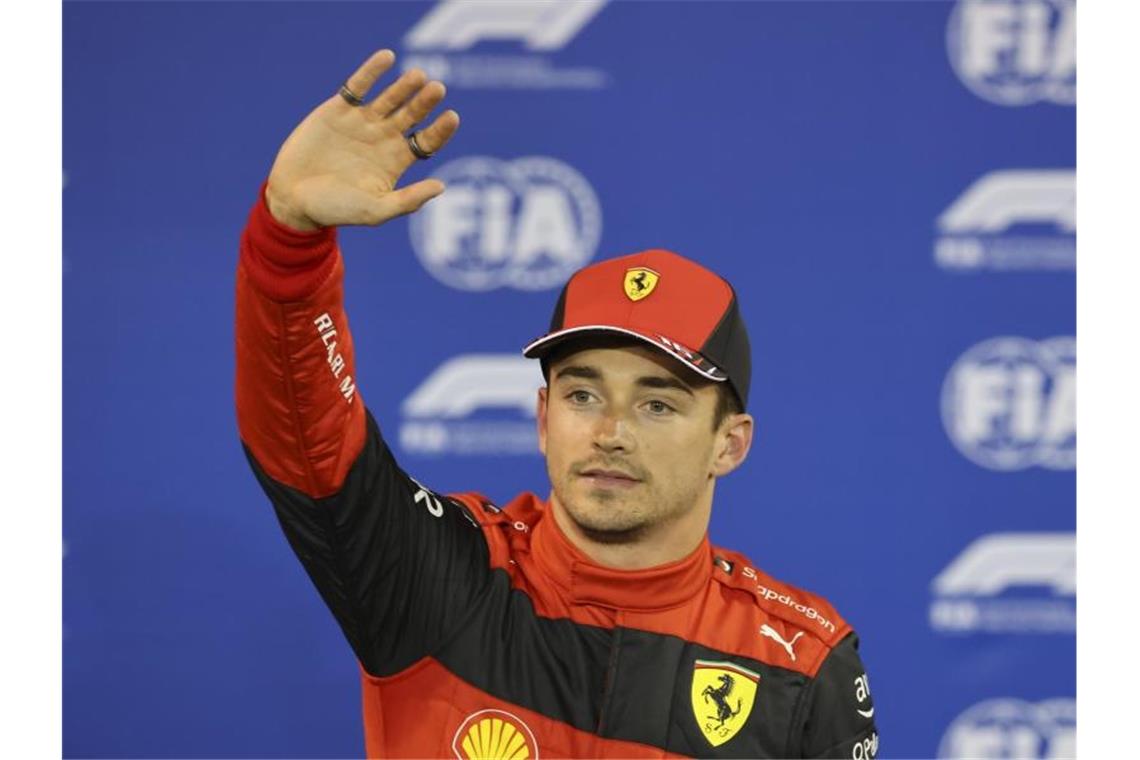 Darauf muss man beim Großen Preis von Bahrain achten Ferrari-Pilot Charles Leclerc aus Monaco feiert seine Pole Position in Bahrain. Foto: Giuseppe Cacace/AFP POOL/AP/dpa