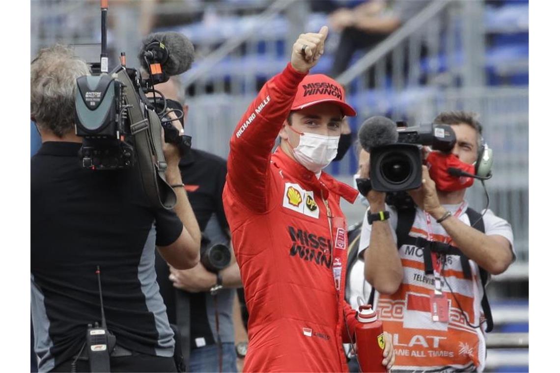Pole mit „Damoklesschwert“ für Leclerc - Schumacher-Lehre Ferrari-Pilot Charles Leclerc freut sich über die Pole Position in Monaco. Foto: Luca Bruno/AP/dpa