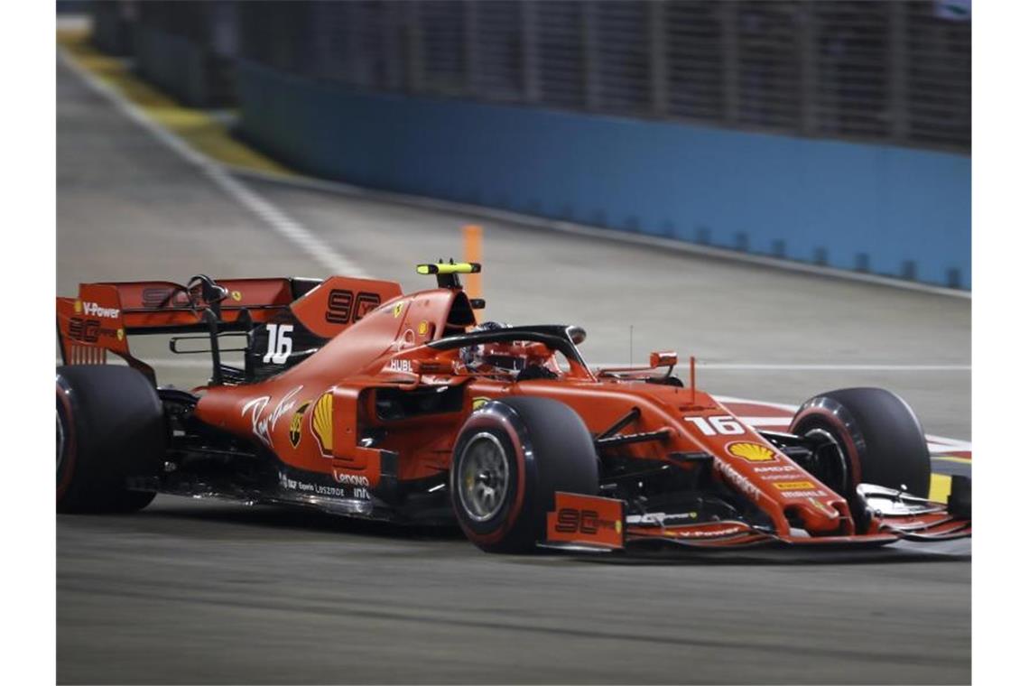 Ferrari-Pilot Charles Leclerc hat sich die Pole für das Rennen in Singapur gesichert. Foto: Vincent Thian/AP