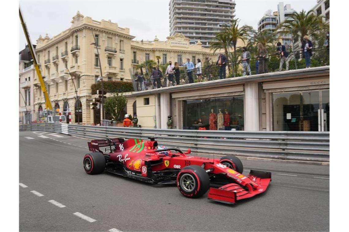 Pole mit „Damoklesschwert“ für Leclerc - Schumacher-Lehre Ferrari-Pilot Charles Leclerc hat sich in Monaco die Pole Position gesichert. Foto: Hasan Bratic/dpa