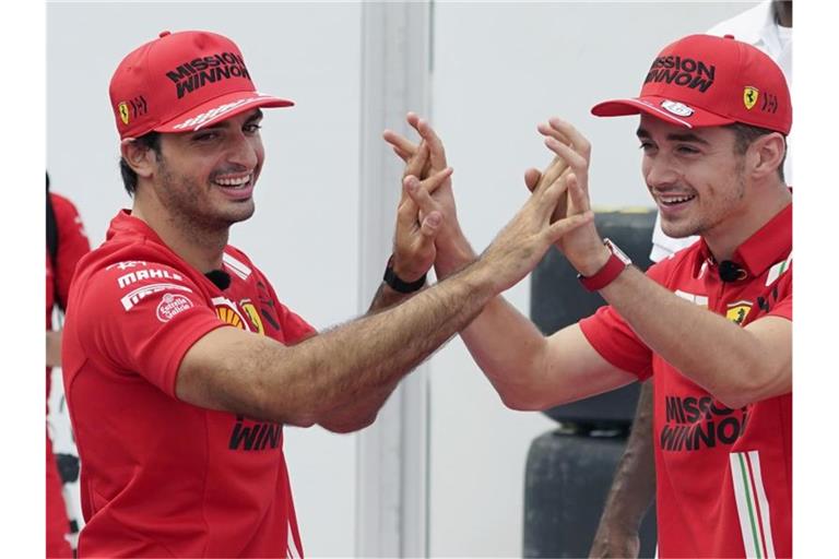 Ferrari-Pilot Charles Leclerc (r) reiste verspätet an. Foto: Eric Gay/AP/dpa