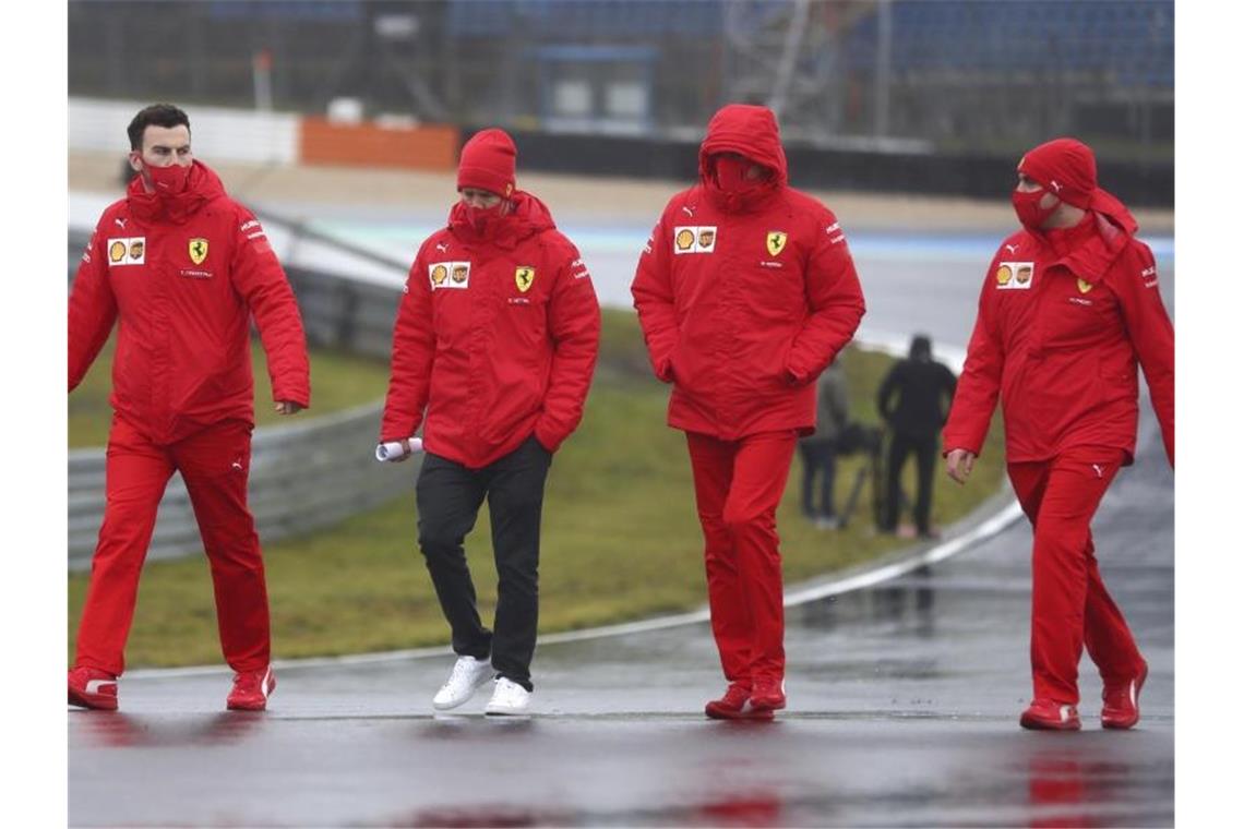 Formel 1 in der Eifel: Vettels Winterreise nach „Sibirien“ Ferrari-Pilot Sebastian Vettel (2.v.l) beim Track Walk auf dem Nürburgring. Foto: Matthias Schrader/AP/dpa
