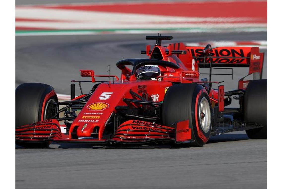 Ferrari-Pilot Sebastian Vettel aus Deutschland bei einer Testfahrt mit dem SF1000 auf dem Circuit de Barcelona-Catalunya. Foto: David Davies/PA Wire/dpa