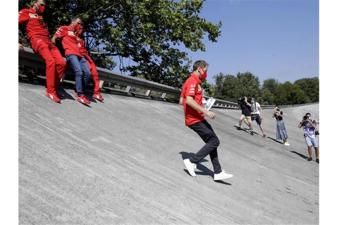 Ferrari-Pilot Sebastian Vettel läuft die Steilkurve der alten Rennstrecke von Monza ab. Foto: Luca Bruno/AP/dpa