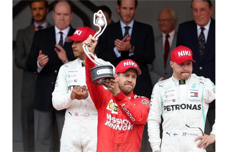Ferrari-Pilot Sebastian Vettel (M.) konnte sich über seine beste Saisonplatzierung freuen. Foto: David Davies/PA Wire