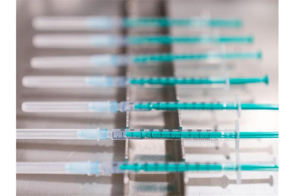 Piks gegen Omikron - Wie gut schützt die (Booster-)Impfung? Fertig aufgezogene Spritzen mit dem Impfstoff von Biontech/Pfizer in einem Impfzentrum. Foto: Nicolas Armer/dpa
