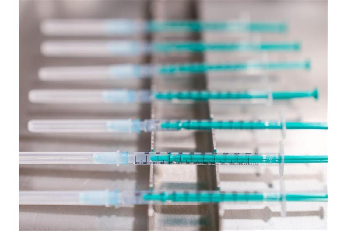 Bund beschafft weitere fünf Millionen Biontech-Impfdosen Fertig aufgezogene Spritzen mit dem Impfstoff von Biontech/Pfizer liegen in einem Impfzentrum. Foto: Nicolas Armer/dpa