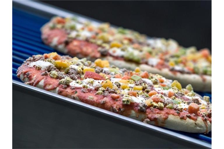 Fertigpizza: Die Zahl der Übergewichtigen steigt, mittlerweile gilt hierzulande jeder zweite Erwachsene als zu dick. Foto: Jens Büttner