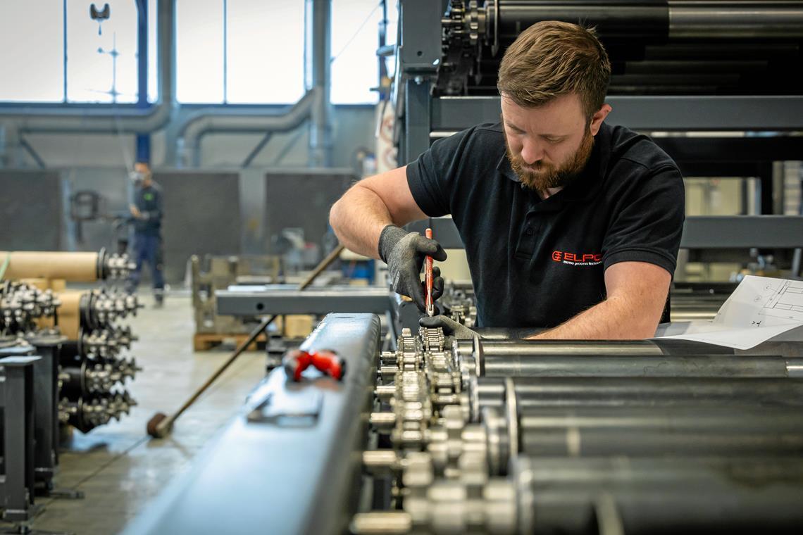 Firma ELPO aus Backnang: Spezialisiert auf einzigartige Sondermaschinen Fertigungsplaner Daniel Holzwarth tüftelt an der neuesten Elpo-Sondermaschine. Foto: Alexander Becher