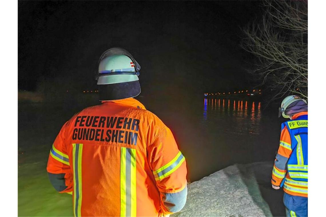 Suche nach Auto im Neckar dauert an Feruwehrleute suchen nach einem untergegangenen Luxus-Auto im Neckar. Foto: Julian Buchner/Einsatz-Report24/dpa