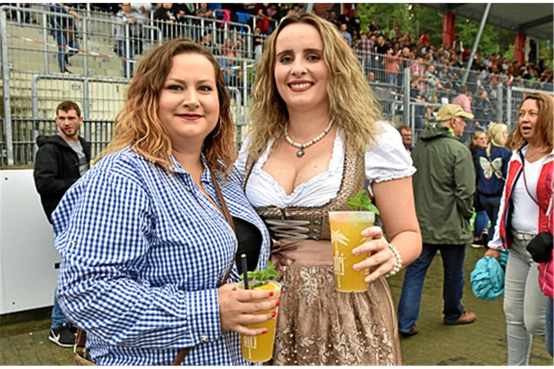 Fesch gekleidet im österreichischem Outfit. Melissa Naschenweng mit Band - Open ...