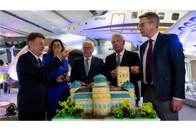 Festakt mit Torte - in Museumsform.