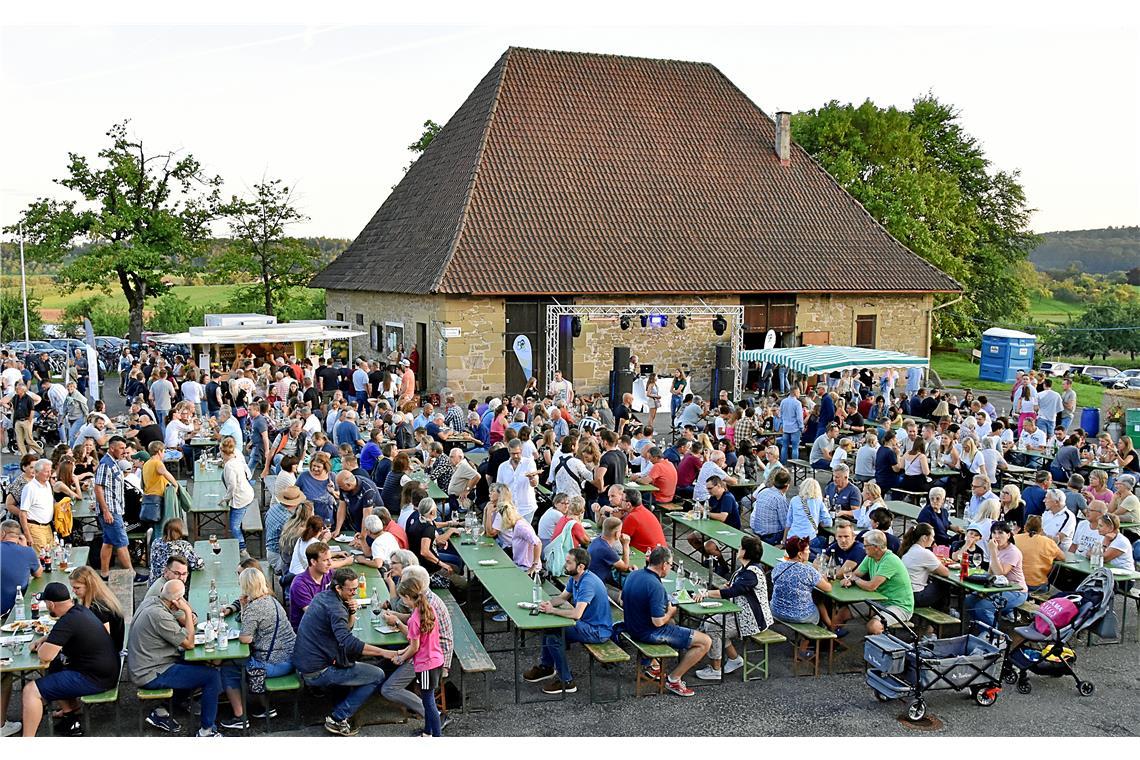 Festbetrieb an der Kelter. Kelter. Wein. Berg. „Party im Weinberg“ am Samstagabe...