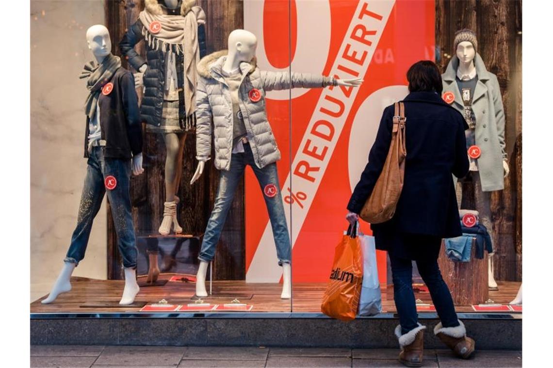 Festgelegte Zeiträume, in denen Saisonschlussverkäufe ausschließlich möglich sind, gibt es nicht mehr. Als Werbeaktion werden Sommer- und Winter-Schlussverkauf aber weiterhin genutzt. Foto: picture alliance / Daniel Bockwoldt/dpa