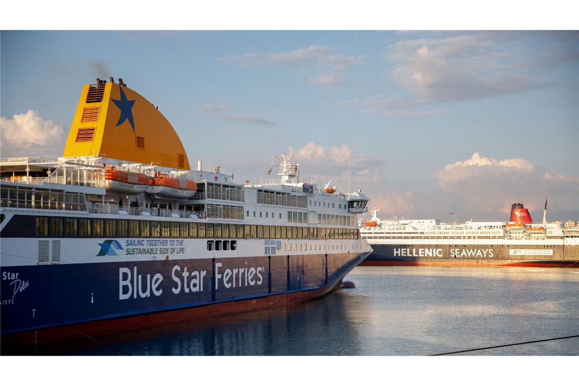 Streiks in Griechenland – Verkehr und Tourismus auf Inseln beeinträchtigt Festgemachte Fähren im Hafen von Piräus während eines 24-stündigen Streiks.