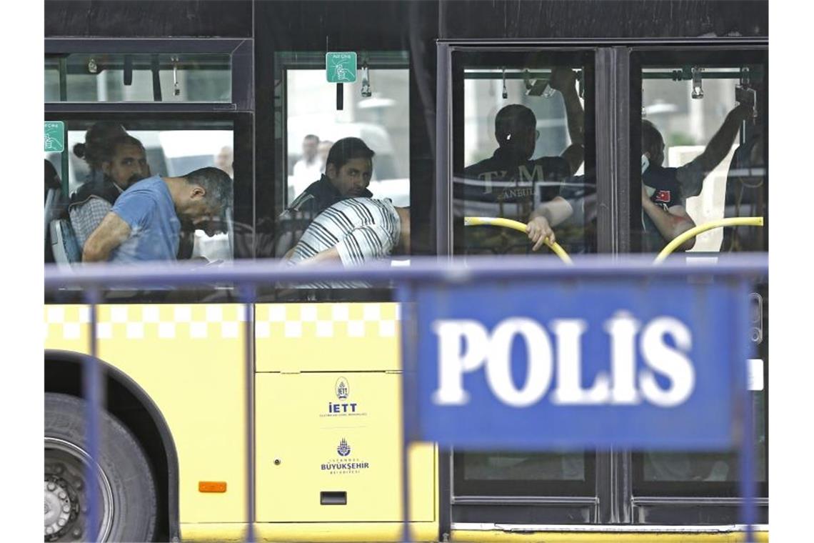 Festgenommene Soldaten werden nach dem Putschversuch zu einem Istanbuler Gericht gebracht. Foto: Sedat Suna/EPA