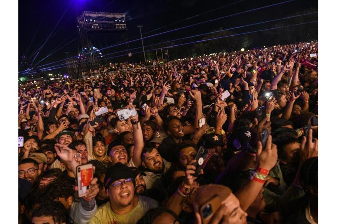 Acht Tote und mehr als 300 Verletzte bei Festival in Houston Festivalbesucher stehen dicht gedrängt beim Astroworld-Festival im NRG Park. Foto: Jamaal Ellis/Houston Chronicle/AP/dpa
