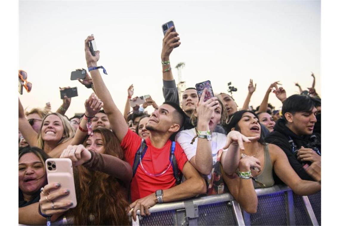 Festivalbesucher stehen dicht gedrängt hinter einer Absperrung beim Astroworld Festival in Houston. Foto: Jamaal Ellis/Houston Chronicle/AP/dpa