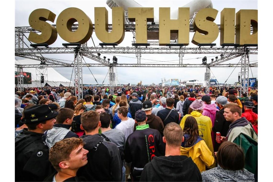 Veranstalter will über „Southside“-Festival 2021 entscheiden Festivalbesucher stehen unter dem Schriftzug „Southside“. Foto: Christoph Schmidt/dpa/Archivbild