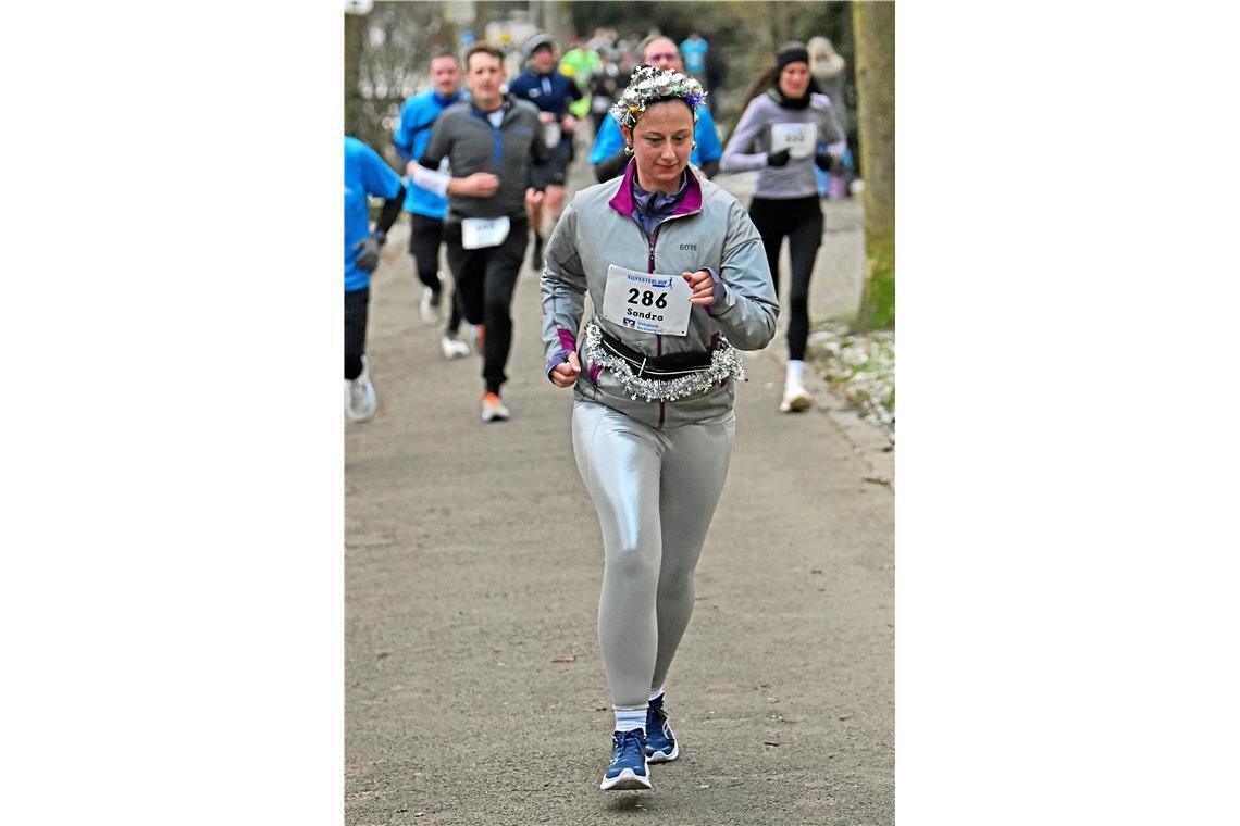 Festlich geschmückt läuft Sandra durch Backnang. Silvesterlauf in Backnang 2025....