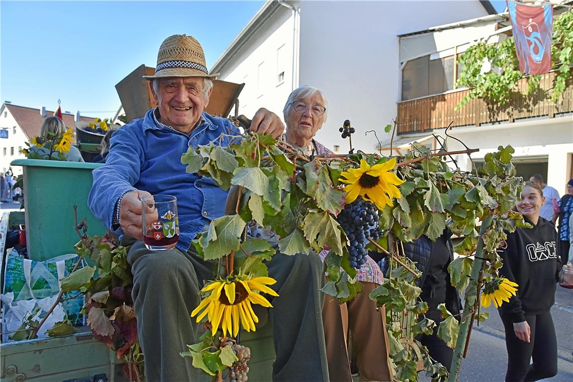 Festlich geschmückt waren alle Wagen und der Wein durfte natürlich nicht fehlen.